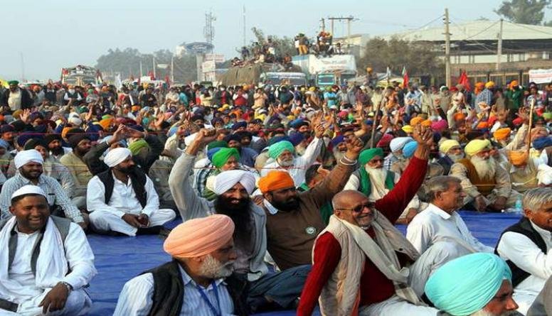 मुजफ्फरनगर के जीआइसी मैदान पर भाकियू अध्यक्ष नरेश टिकैत ने किसानों की पंचायत बुलाई, जुटने लगे किसान