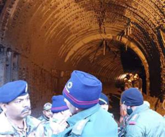 उत्तराखंड के चमोली में ग्लेशियर हादसा सुरंगों के पास से हटाया जा रहा मलबा, दूसरी सुरंग की तलाश जारी