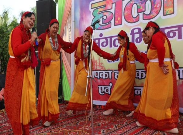 होली 2021ः ढोल दमाऊं की धुन पर देहरादून में खेली खड़ी होली, खूब उड़ा गुलाल