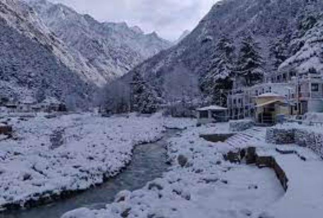उत्तराखंड में मौसम के करवट लेने के बाद चारधाम समेत अधिक ऊंचाई वाली चोटियों को हिमपात हुआ