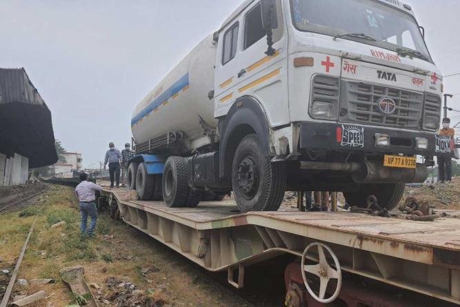 बोकारो से लखनऊ पहुंची आक्सीजन एसक्प्रेस, मरीजों को मिलेंगी सांसे