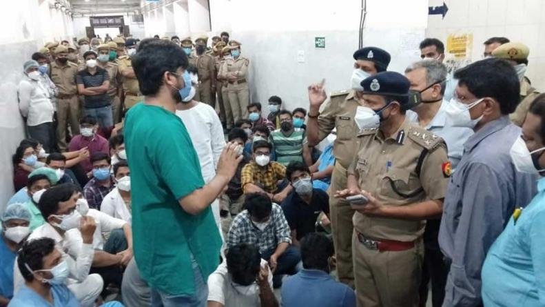 मरीज के साथ आए लोगों ने जूनियर डॉक्टर के साथ मारपीट की