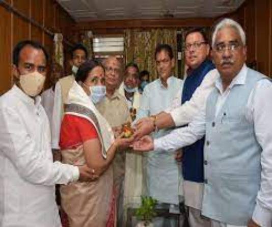 मुख्यमंत्री पुष्कर सिंह धामी समेत सभी मंत्रियों और विधायकों ने स्वर्गीय बहुगुणा के चित्र पर पुष्पांजलि अर्पित कर उन्हें श्रद्धांजलि दी