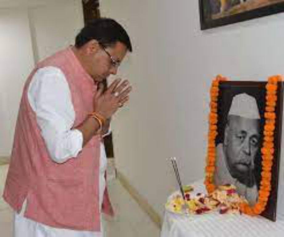 आज जन्म दिवस पर मुख्यमंत्री पुष्कर सिंह धामी ने भारत रत्न पंडित गोविंद बल्लभ पंत को पुष्प अर्पित कर श्रद्धांजलि दी