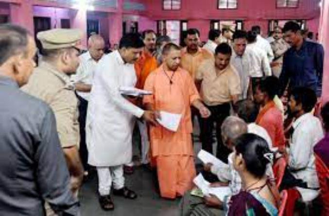 जनता दर्शन कार्यक्रम में फरियादियों ने सीएम से कहा- थानों में सुनवाई नहीं, आप ही कुछ करिए महराज