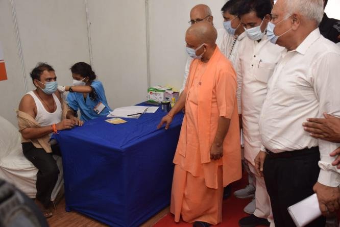 वाराणसी में ‘कोविड टीका एक्सप्रेस को मुख्यमंत्री योगी ने दिखाई हरी झंडी