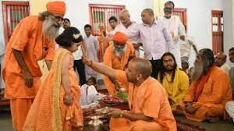 सीएम योगी आदित्यनाथ ने पूरे विधि-विधान के साथ परंपरागत कन्या पूजन किया