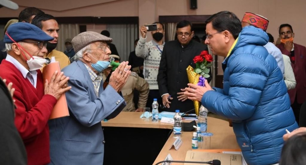 मुख्यमंत्री धामी के अधिकारियों को कड़े निर्देश, 10 दिन में सुधारें व्यवस्थाएं