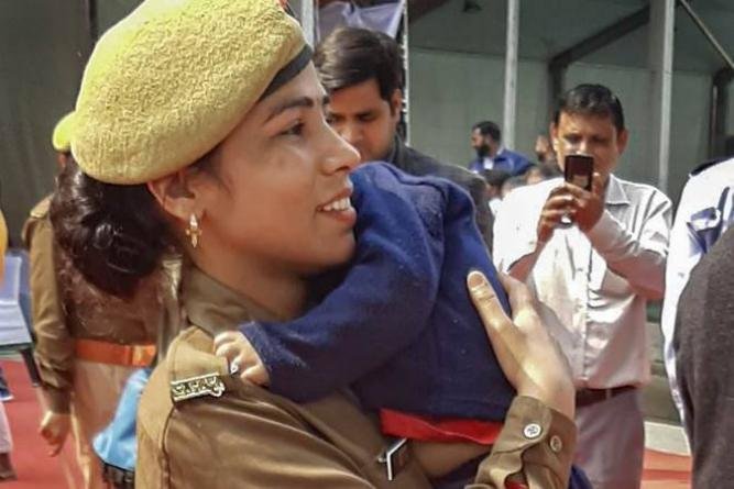 गोरखनाथ मंदिर भ्रमण के दौरान महिला कांस्टेबल पर नजर पड़ी जो अपने बच्चे को गोद में लेकर ड्यूटी कर रही थी, फिर हुआ कुछ ऐसा