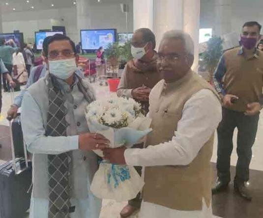 भाजपा उत्तराखंड चुनाव प्रभारी प्रल्हाद जोशी आज देहरादून पहुंचे, प्रदेश अध्यक्ष मदन कौशिक ने किया स्वागत