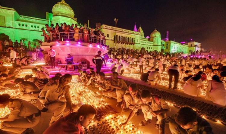 उत्तर प्रदेश की योगी आदित्यनाथ सरकार दीपोत्सव पर अयोध्या नगरी में 12 लाख दीये जलाएगी