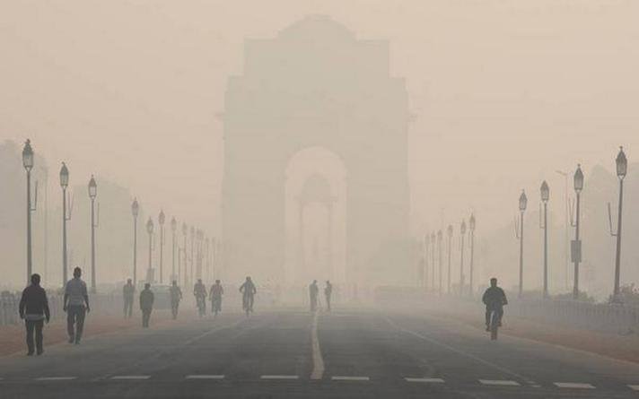 दिल्ली और इसके आसपास के राज्यों में वायु प्रदूषण से स्थिति बेहद खराब, हर जगह पर धुएं और धुंध की चादर बिछी हुई नजर आ रही