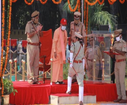 उत्तर प्रदेश पुलिस को मिले 72 डिप्टी एसपी, पासिंग आउट परेड की सलामी मुख्यमंत्री योगी आदित्यनाथ ने ली