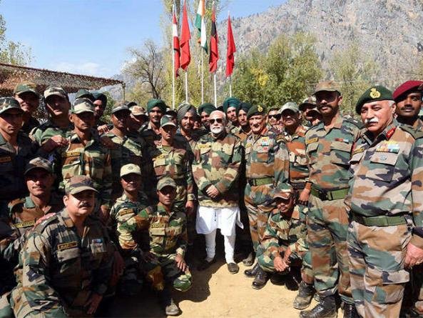 भारत की सीमाओं की रक्षा कर रहे जवानों के साथ दिवाली मनाने के लिए PM मोदी जिला राजौरी के नौशहरा सेक्टर पहुंचे