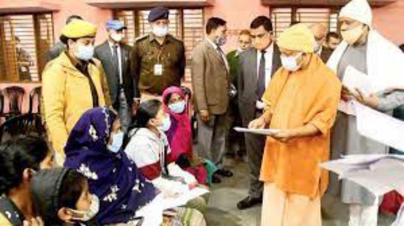 जनता दरबार: मुख्यमंत्री योगी ने सैकड़ो लोगो की सुनी फरियाद