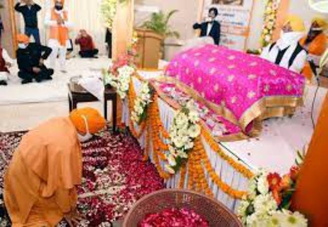 सीएम योगी आदित्यनाथ ने सरकारी आवास पर श्री गुरु ग्रंथ साहब की अगवानी की