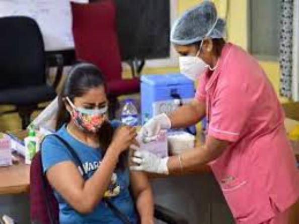 15-18 साल की उम्र के बच्चों को सोमवार से लगेगी वैक्सीन, तीन लाख से अधिक ने कराया रजिस्ट्रेशन
