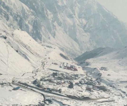 उत्तराखंड में मौसम ने बदला मिजाज, ऊंचाई वाले इलाकों में बर्फबारी का दौर जारी