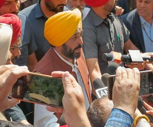 भगवंंत मान ने आम आदमी पार्टी के बहुमत का दावा करते हुए सरकार बनाने का दावा किया, राज्यपाल ने स्वीकार किया दावा