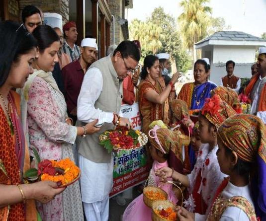 पुष्कर सिंह धामी ने बच्चों के साथ उत्तराखंड का लोकपर्व फूलदेई मनाया