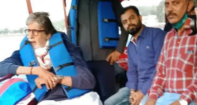 अमिताभ बच्चन स्वर्गाश्रम जाने के लिए मोटर बोट में सवार हुए