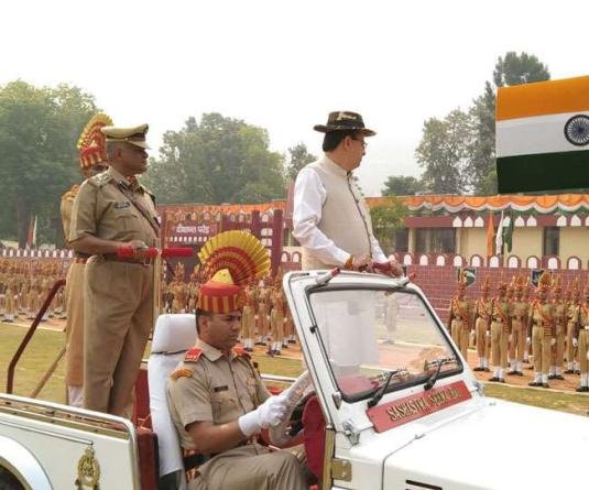 दीक्षांत परेड में मुख्यमंत्री पुष्कर सिंह धामी ने लिया भाग, जम्मू-कश्मीर के सचिन सैनी को सर्वश्रेष्ठ आरक्षी का दिया पुरस्कार