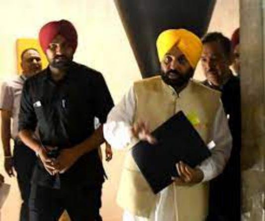 पंजाब के मुख्यमंत्री भगवंत मान ने चंडीगढ़ में केंद्रीय सेवा कानून लागू किए जाने के खिलाफ प्रस्ताव पेश किया
