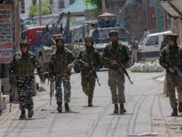 कुलगाम में जारी मुठभेड़ में सुरक्षाबलों ने लश्कर-ए-तैयबा के एक आतंकवादी को मार गिराया