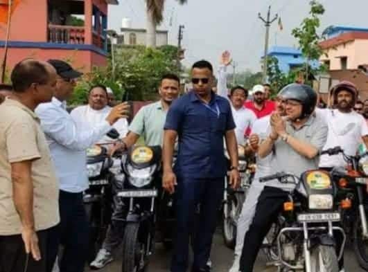 बाइक से चाय पीने पहुँचे सीएम धामी…