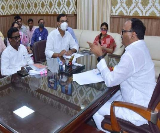 उपमुख्यमंत्री बृजेश पाठक ने अधिकारियों को अभियान चलाकर समस्त चिकित्सालयों का निरीक्षण करने के दिए आदेश