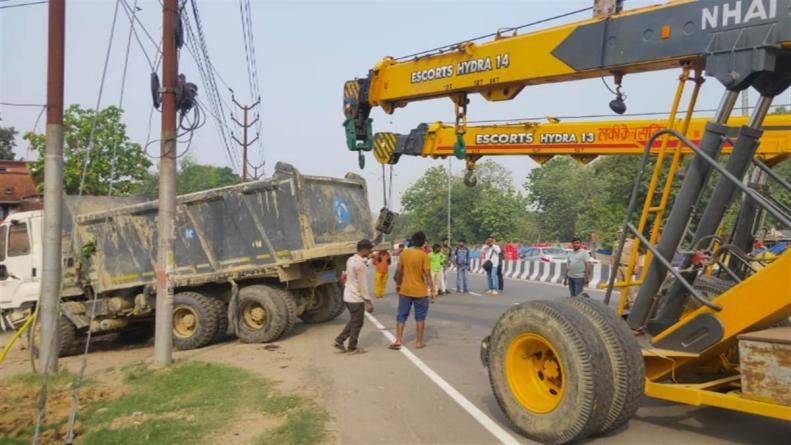 गोरखपुर में बड़ा सड़क हादसा, सड़क की मरम्मत कर रहे मजदूरों को डंपर ने रोंदा
