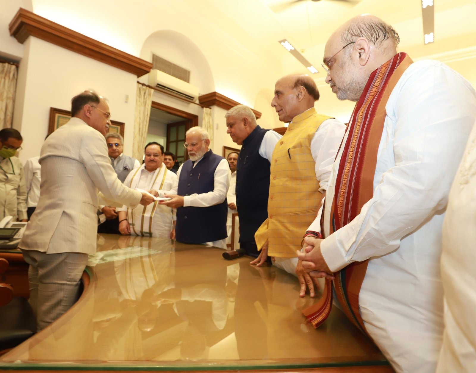 जगदीप धनखड़ ने एनडीए के उम्मीदवार के रूप में उपराष्ट्रपति चुनाव के लिए अपना नामांकन दाखिल किया