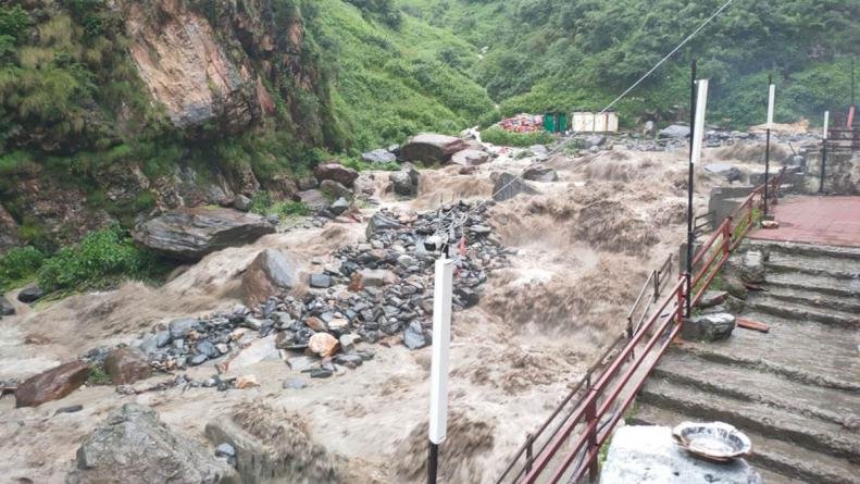 उत्तराखंड में बारिश का कहर : यमुनोत्री धाम में मंदिर के साथ ही धर्मशाला और गर्मकुंड पर भी खतरा मंडराने लगा