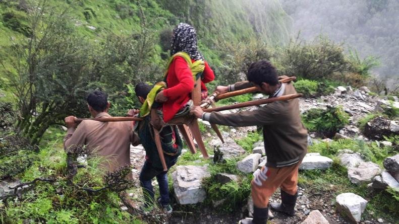 गांव की बीमार महिला को ग्रामीणों ने डंडी-कंडी के सहारे पांच किलोमीटर पैदल चलकर जिला अस्पताल गोपेश्वर पहुंचाया