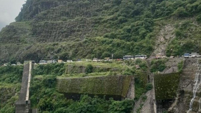 मलबा आने से जुड्डो में बंद हुआ यमुनोत्री हाईवे