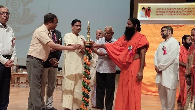 बाबा रामदेव ने कहा- उर्वरकों और कीटनाशकों के अंधाधुंध प्रयोग से धरती कुपोषित होगी तो इंसान का कुपोषित होना स्वभाविक