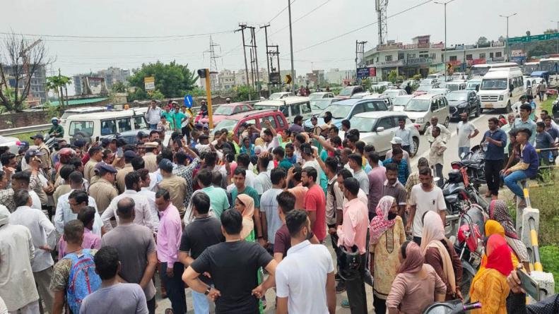युवती की मौत के बाद स्वजनों ने आरोपितों की गिरफ्तारी की मांग लेकर हाईवे किया जाम