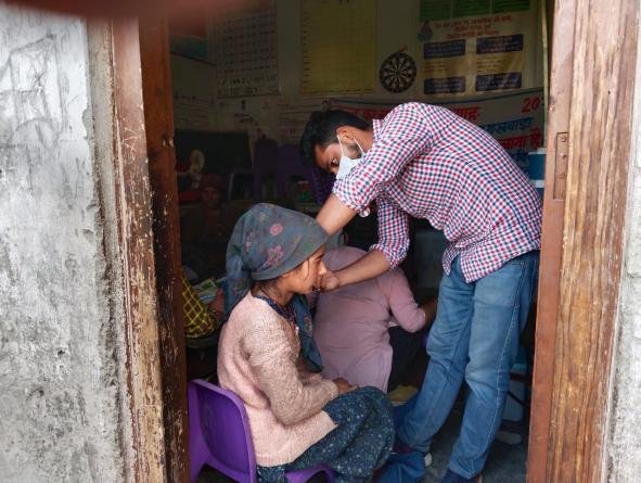 कोविड वैक्सीनेशन टीम द्वारा दूरस्थ क्षेत्र ओशला गंगाड़ के सभी पात्र लाभार्थियों के टीकाकरण हेतु प्रस्थान किया गया