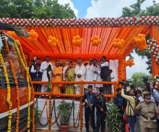 मेरठ पहुंच कर योगी आदित्यनाथ ने नई कूड़ा गाड़ियों और मोबाइल काम्पेक्टर को दिखाई हरी झंडी
