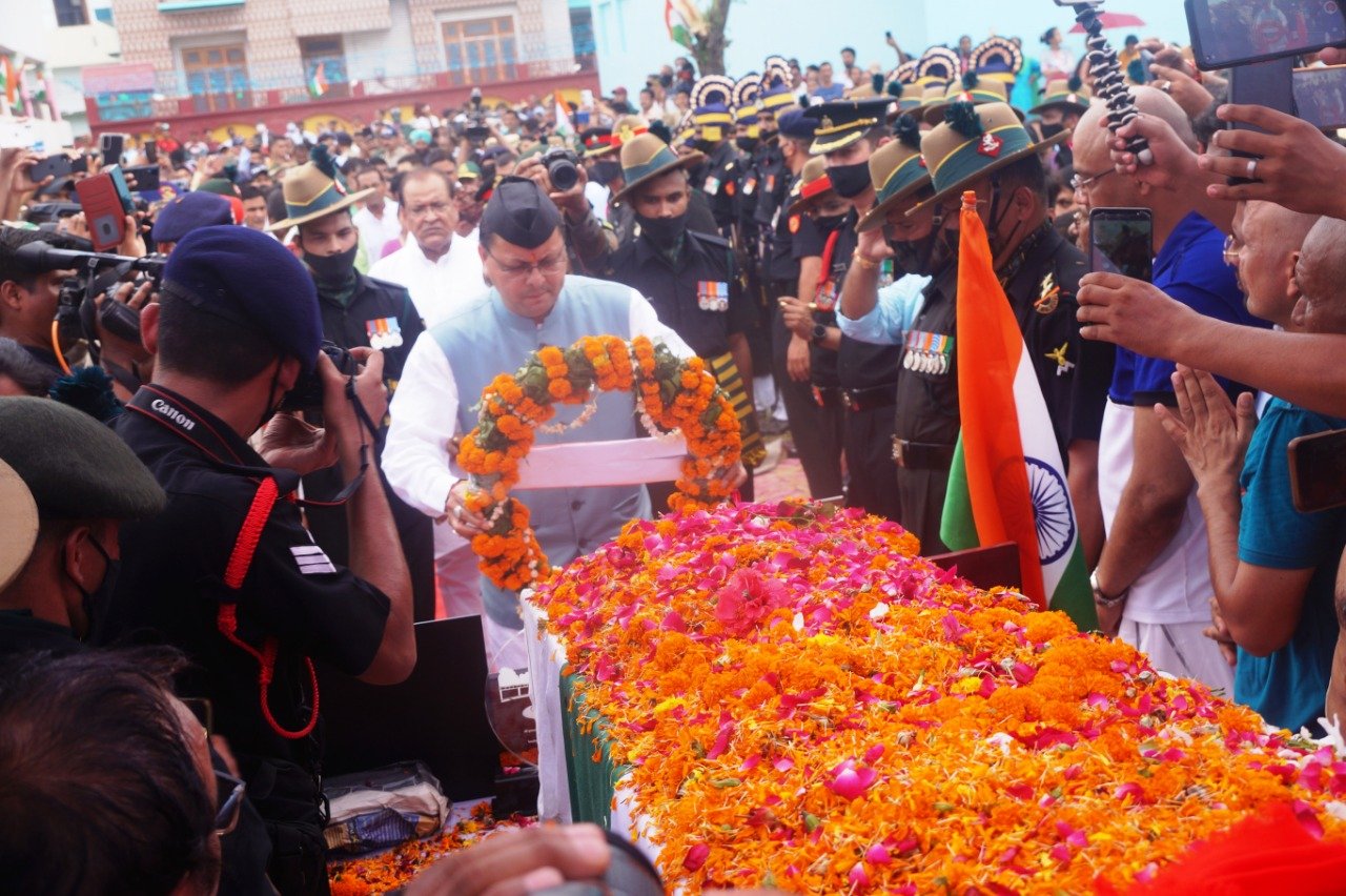 मुख्यमंत्री पुष्कर सिंह धामी ने शहीद लांसनायक चन्द्रशेखर हर्बोला के पार्थिव देह पर पुष्प चक्र अर्पित कर श्रद्धांजलि दी