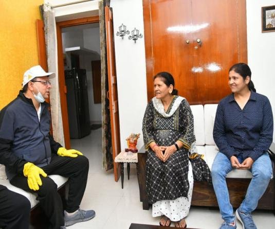 मुख्यमंत्री पुष्कर सिंह धामी भारी बारिश के बीच बलिदानियों के आवास पर पहुंचे, घर के बाहर स्वच्छता अभियान की शुरुआत की,बलिदानियों के परिजनों को किया सम्मानित