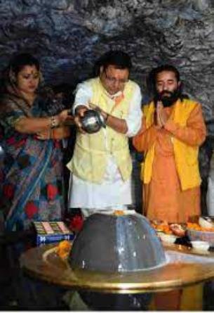 मुख्यमंत्री धामी परिवार सहित टपकेश्वर मंदिर पहुंचे और भगवान शिव का जलाभिषेक किया, पीएम मोदी और योगी आदित्यनाथ ने दी बधाई