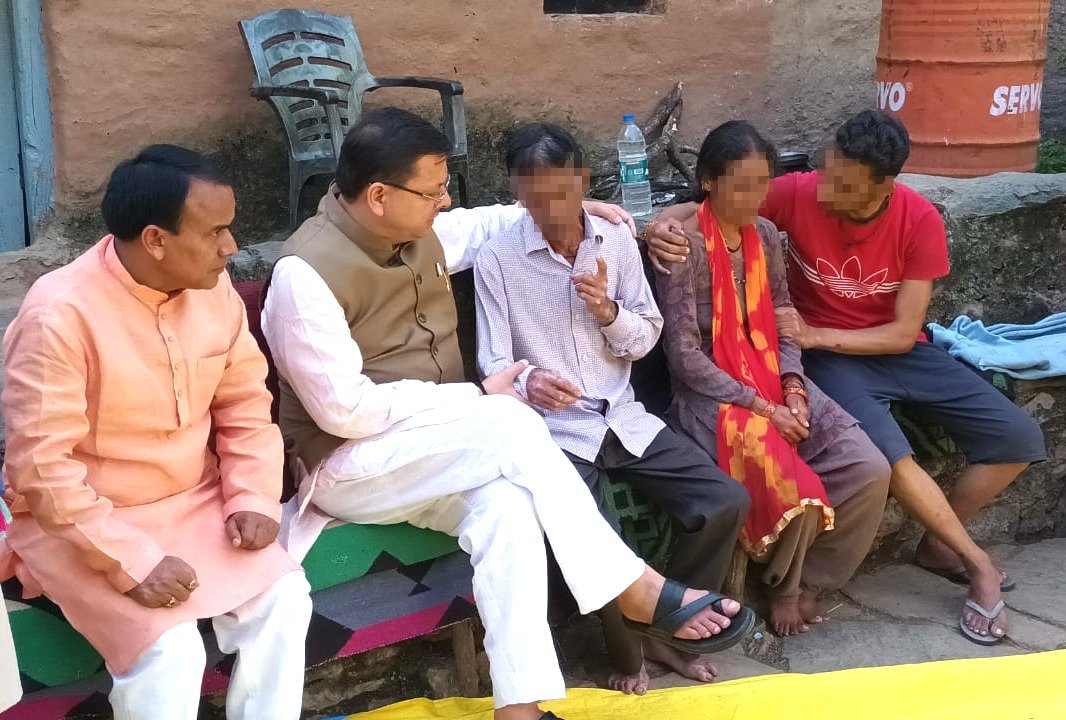 श्रीकोट पहुँचकर अंकिता भंडारी के परिजनों से घर पर जाकर मुख्यमंत्री ने की मुलाकात