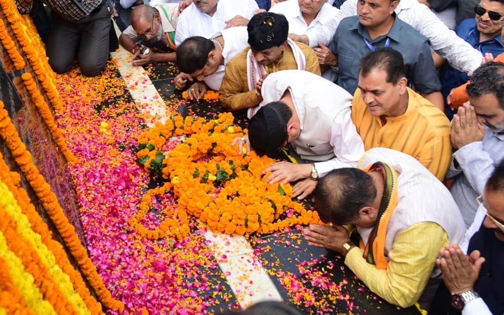 मुख्यमंत्री पुष्कर सिंह धामी ने रविवार को रामपुर तिराहा मुजफ्फरनगर में उत्तराखण्ड राज्य आन्दोलकारी शहीदों की पुण्य स्मृति में राज्य आन्दोलकारी शहीदों को श्रद्धांजलि अर्पित की