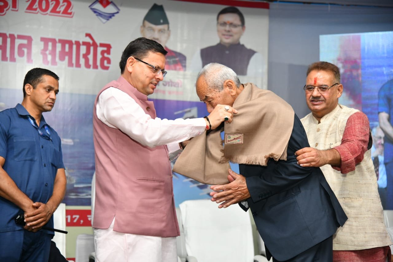 मुख्यमंत्री पुष्कर सिंह धामी एवं सैनिक कल्याण मंत्री गणेश जोशी ने ‘‘वेटरन सोल्जर्स सम्मान समारोह‘‘ में पूर्व सैनिकों को सम्मानित किया