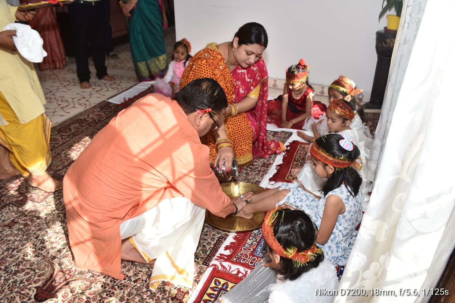 मुख्यमंत्री पुष्कर सिंह धामी ने शारदीय नवरात्र की नवमी के पावन अवसर पर मुख्यमंत्री आवास में विधि विधान से कन्या पूजन किया