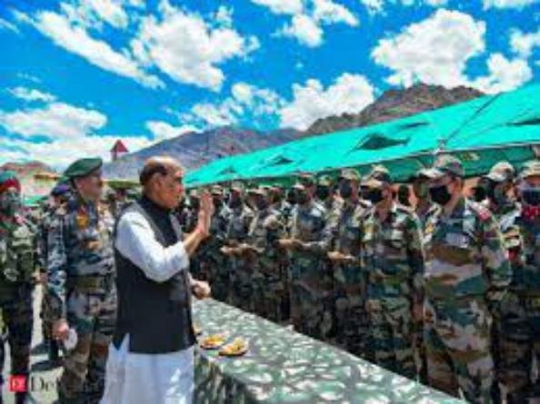 रक्षा मंत्री राजनाथ सिंह चीन सीमा पर सेना के जवानों के साथ दशहरा मनाने पहुंचे उत्तराखंड