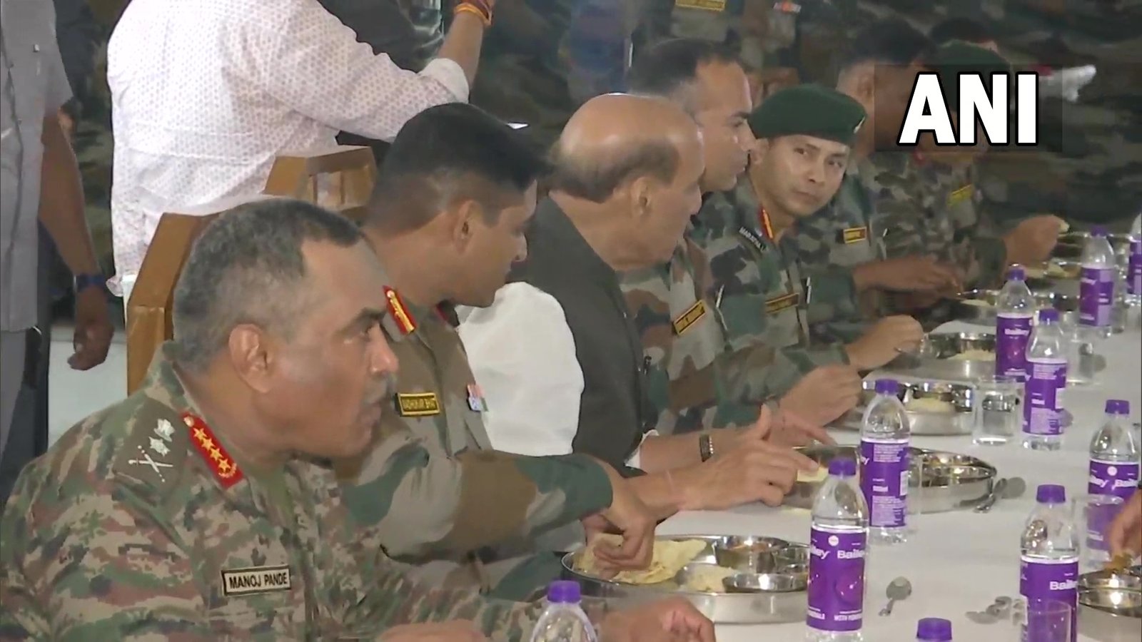 रक्षामंत्री राजनाथ सिंह पहुंचे देहरादून, जवानों के साथ ‘बड़ा खाना’ में हुए शामिल