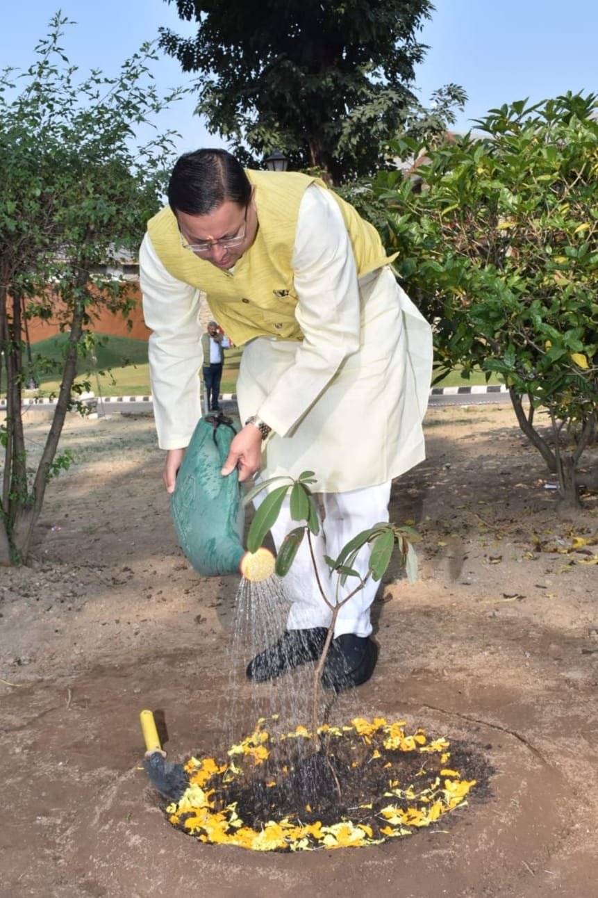 मुख्यमंत्री पुष्कर सिंह धामी ने मुख्यमंत्री आवास परिसर में राजकीय वृक्ष बुंराश के पौधे का रोपण किया