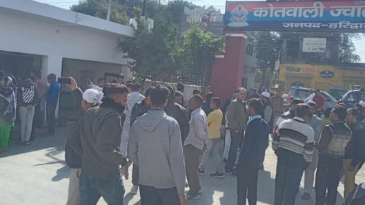 ज्वालापुर में करोड़ों रुपये लेकर मुस्लिम फंड संचालक फरार, हंगामे के बाद पुलिस ने दर्ज किया मुकदमा